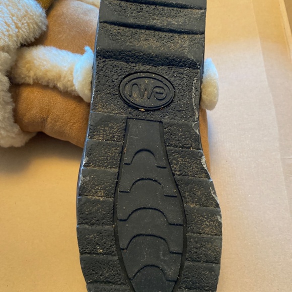 Size 9 Emus - Picture 4 of 7